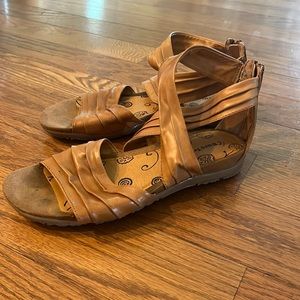 Baretrap sandals. Size 8.